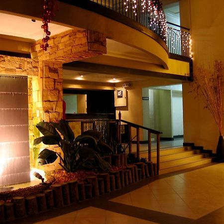 Lancaster Hotel Cebu Мактан Экстерьер фото
